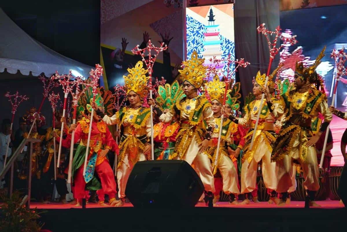 Tari Tabot, 1. Tari Sekapur Sirih, 2. Tari Tabot, 3. Tari Andun, 4. Tari Kejai, 5. Tari Bubu, 6. Tari Napa, 7. Tari Ganau, 8. Tari Sendratari Putri Gading Cempaka, 9. Tari Lanan Belek, 10. Tari Bidadari Teminang Anak