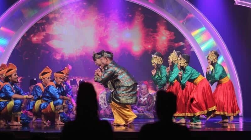Tari Zapin, 1. Tari Zapin Matahari, 2. Tarian Tandak Sedati, 3. Tarian Persembahan atau Tarian Makan Sirih, 4. Tari Melemang, 5. Tarian Rentak Bulian, 6. Tari Zapin, 7. Tari Gamelan, 8. Tari Suku Melaut Teluk Meranti, 9. Tari Dramatari Mak Yong, 10. Tari Manggar