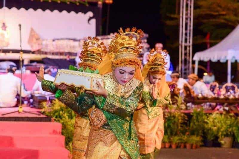 Tarian Persembahan atau Tarian Makan Sirih, 1. Tari Zapin Matahari, 2. Tarian Tandak Sedati, 3. Tarian Persembahan atau Tarian Makan Sirih, 4. Tari Melemang, 5. Tarian Rentak Bulian, 6. Tari Zapin, 7. Tari Gamelan, 8. Tari Suku Melaut Teluk Meranti, 9. Tari Dramatari Mak Yong, 10. Tari Manggar