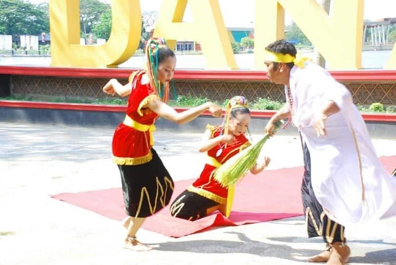 Tarian Rentak Bulian, 1. Tari Zapin Matahari, 2. Tarian Tandak Sedati, 3. Tarian Persembahan atau Tarian Makan Sirih, 4. Tari Melemang, 5. Tarian Rentak Bulian, 6. Tari Zapin, 7. Tari Gamelan, 8. Tari Suku Melaut Teluk Meranti, 9. Tari Dramatari Mak Yong, 10. Tari Manggar