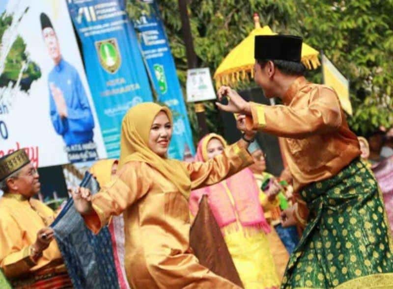 Tarian Tandak Sedati, 1. Tari Zapin Matahari, 2. Tarian Tandak Sedati, 3. Tarian Persembahan atau Tarian Makan Sirih, 4. Tari Melemang, 5. Tarian Rentak Bulian, 6. Tari Zapin, 7. Tari Gamelan, 8. Tari Suku Melaut Teluk Meranti, 9. Tari Dramatari Mak Yong, 10. Tari Manggar