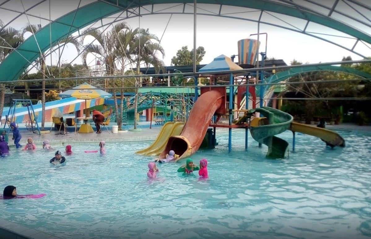 Tirta Anandiri, 1. Royal Swimming Pool Café, 2. Pacet Mini Park, 3. Waterland Mojokerto, 4. Ubalan Waterpark Pacet, 5. Villa Royal Waterpark, 6. Wisata Air Balekambang Pacet Gondang, 7. Tirta Anandiri, 8. Blessing Hills Trawas, 9. Wisata Air Prasasti, 10. Joglo Park