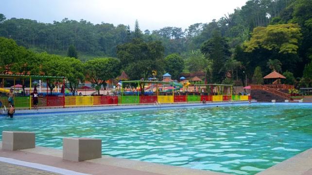Ubalan Water Park, 1. Pacet Mini Park, 2. Claket Adventure Park, 3. Wisata Air Panas Padusan Pacet, 4. Coban Canggu, 5. Panorama Petung Sewu, 6. Ubalan Water Park, 7. Taman Kelinci Padusan, 8. Air Terjun Watu Lumpang, 9. Puthuk Panggang Welut, 10. Bukit Gajah Mungkur