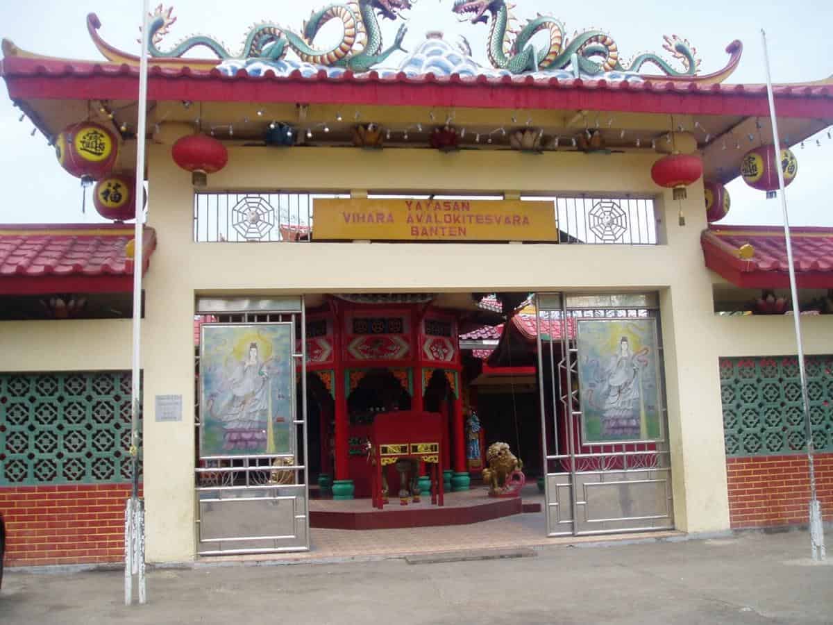 Vihara Avalokitesvara, 1. Masjid Agung Banten, 2. Benteng Speelwijk, 3. Istana Keraton Surosowan, 4. Istana Keraton Kaibon, 5. Danau Tasikardi, 6. Vihara Avalokitesvara, 7. Meriam Ki Amuk, 8. Kherkoff, 9. Masjid Agung Kenari, 10. Makam Pangeran Astapati