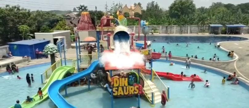 Villa Royal Waterpark, 1. Royal Swimming Pool Café, 2. Pacet Mini Park, 3. Waterland Mojokerto, 4. Ubalan Waterpark Pacet, 5. Villa Royal Waterpark, 6. Wisata Air Balekambang Pacet Gondang, 7. Tirta Anandiri, 8. Blessing Hills Trawas, 9. Wisata Air Prasasti, 10. Joglo Park