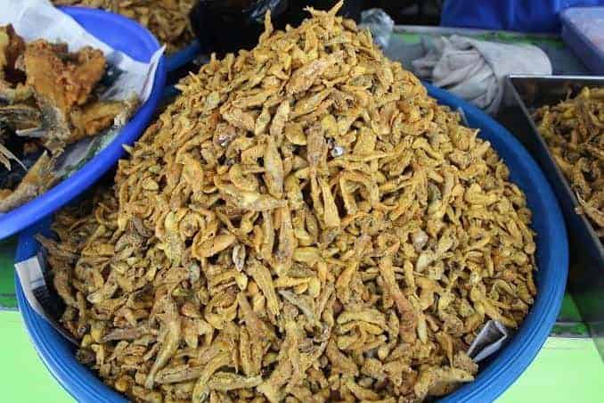 Wader Goreng, 1. Nasi Tiwul, 2. Geti Wijen, 3. Wader Goreng, 4. Lentho Goreng, 5. Intip, 6. Sambal Cabuk, 7. Emping Melinjo , 8. Kacang Mede
