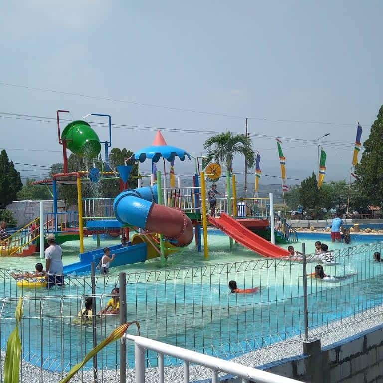Wisata Air Prasasti, 1. Royal Swimming Pool Café, 2. Pacet Mini Park, 3. Waterland Mojokerto, 4. Ubalan Waterpark Pacet, 5. Villa Royal Waterpark, 6. Wisata Air Balekambang Pacet Gondang, 7. Tirta Anandiri, 8. Blessing Hills Trawas, 9. Wisata Air Prasasti, 10. Joglo Park