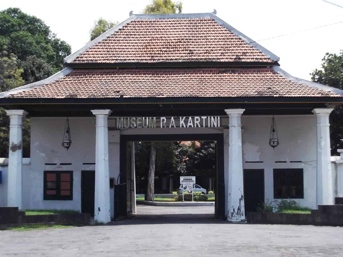 Museum Kartini, 1. Pantai Dampo Awang, 2. Pantai Karang Jahe, 3. Jembatan Merah Hutan Mangrove, 4. Pulau Gede, 5. Tiongkok Kecil Heritage, 6. Museum Kartini, 7. Pantai Caruban, 8. Watu Layar, 9. Gunung Lasem, 10. Alun-Alun Rembang