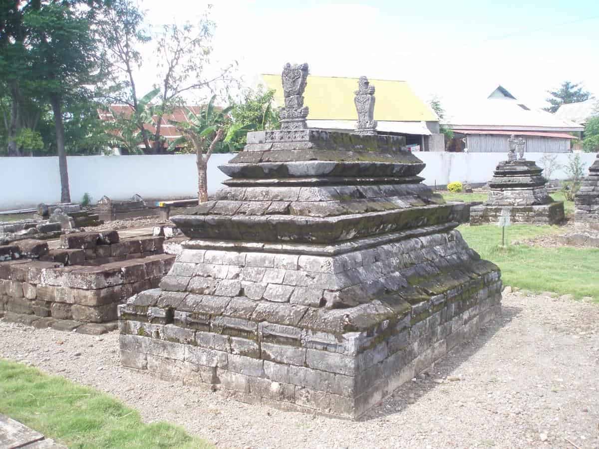 Makam Lataddampare’ Puang RI Maggalatung, 1. Masjid Tello, 2. Makam Assyiekh Al-Habib Jamaluddin Al-Akbar Al-Husein, 3. Mushola Tua Menge, 4. Geddongnge (Gedung Mesiu), 5. Makam Lataddampare’ Puang RI Maggalatung, 6. Makam Lasalewangeng Tenriruwa, 7. Makam Besse Idalatikka, 8. Makam LaTenrilai’Tosengngeng, 9. Makam La Maddukkelleng, 10. Saoraja Mallangga