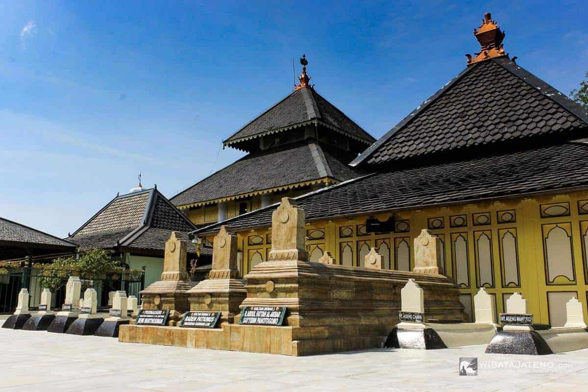 Makam Raja-Raja Demak, 1. Hutan Mangrove Morosari Sayung, 2. Agrowisata Belimbing dan Jambu Merah Delima, 3. Pantai Tirangan, 4. Sentra Batik Demak, 5. Masjid Agung Demak, 6. Makam Sunan Kalijaga, 7. Makam Terapung Syekh Mudzakir, 8. Makam Raja-Raja Demak, 9. Alun-Alun Simpang Enam Demak