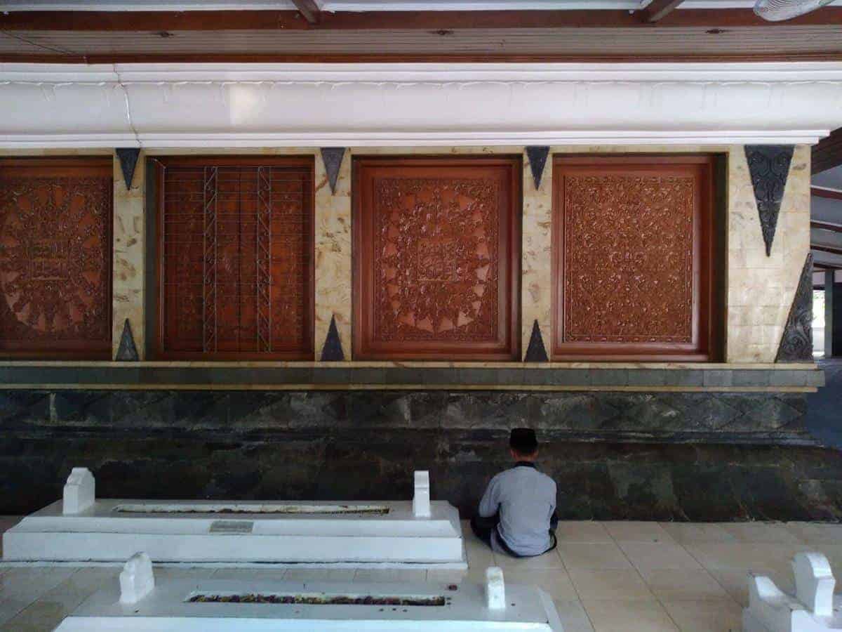 Makam Sunan Kalijaga, 1. Hutan Mangrove Morosari Sayung, 2. Agrowisata Belimbing dan Jambu Merah Delima, 3. Pantai Tirangan, 4. Sentra Batik Demak, 5. Masjid Agung Demak, 6. Makam Sunan Kalijaga, 7. Makam Terapung Syekh Mudzakir, 8. Makam Raja-Raja Demak, 9. Alun-Alun Simpang Enam Demak