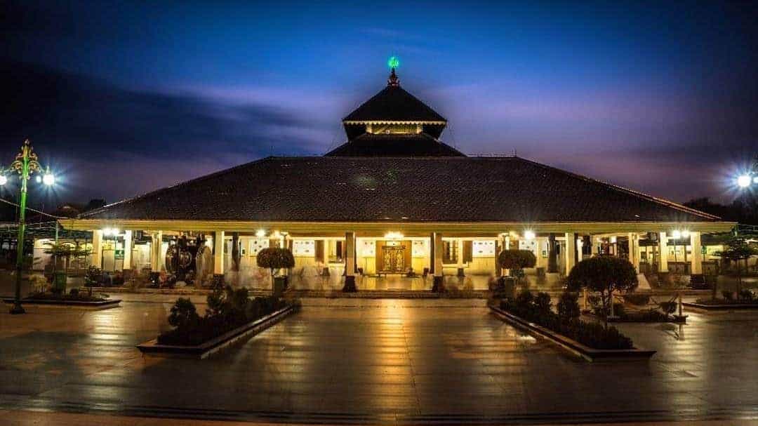 Masjid Agung Demak, 1. Hutan Mangrove Morosari Sayung, 2. Agrowisata Belimbing dan Jambu Merah Delima, 3. Pantai Tirangan, 4. Sentra Batik Demak, 5. Masjid Agung Demak, 6. Makam Sunan Kalijaga, 7. Makam Terapung Syekh Mudzakir, 8. Makam Raja-Raja Demak, 9. Alun-Alun Simpang Enam Demak