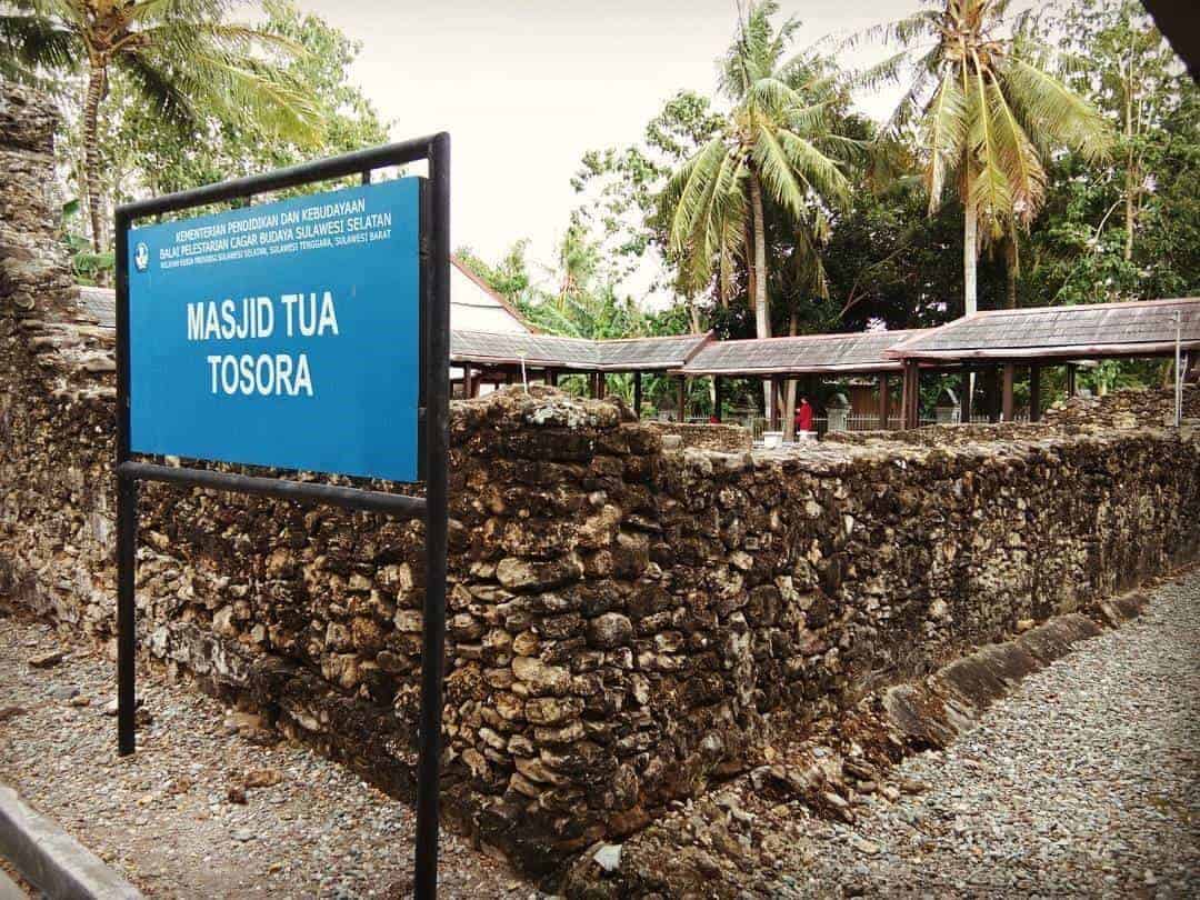 Masjid Tello, 1. Masjid Tello, 2. Makam Assyiekh Al-Habib Jamaluddin Al-Akbar Al-Husein, 3. Mushola Tua Menge, 4. Geddongnge (Gedung Mesiu), 5. Makam Lataddampare’ Puang RI Maggalatung, 6. Makam Lasalewangeng Tenriruwa, 7. Makam Besse Idalatikka, 8. Makam LaTenrilai’Tosengngeng, 9. Makam La Maddukkelleng, 10. Saoraja Mallangga