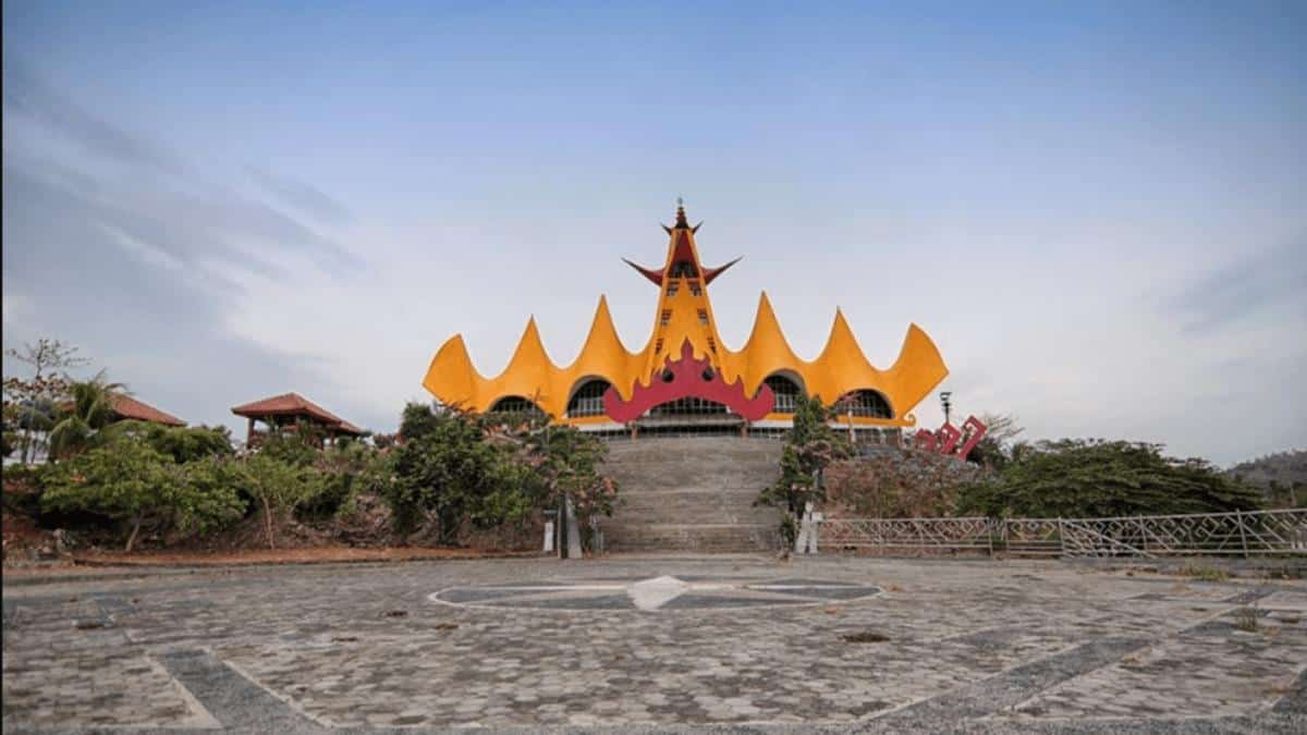 Menara Siger, 1. Pantai Embe, 2. Taman Batu Granit, 3. Kebun Karet Trikora, 4. Pemandian Air panas Way Belerang, 5. Gunung Rajabasa, 6. Air Terjun Way Kalam, 7. Pantai Alau-Alau Kalianda, 8. Menara Siger, 9. Pulau Sebesi, 10. Pulau Sebuku