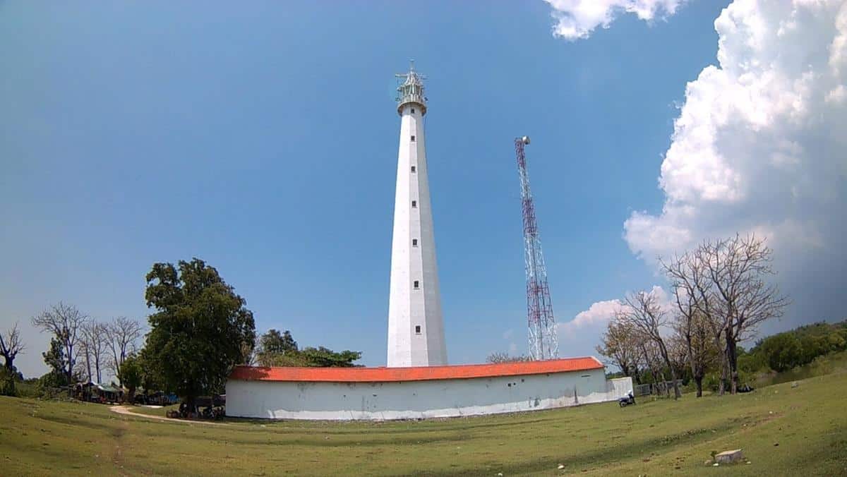 Mercusuar Bangkalan, 1. Bukit Jaddih, 2. Bukit Kapur Arosbaya, 3. Pantai Gebang, 4. Bukit Geger, 5. Pantai Rongkang, 6. Museum Cakraningrat, 7. Bukit Lampion Beramah, 8. Mercusuar Bangkalan, 9. Pantai Batu Malang, 10. Taman Paseban