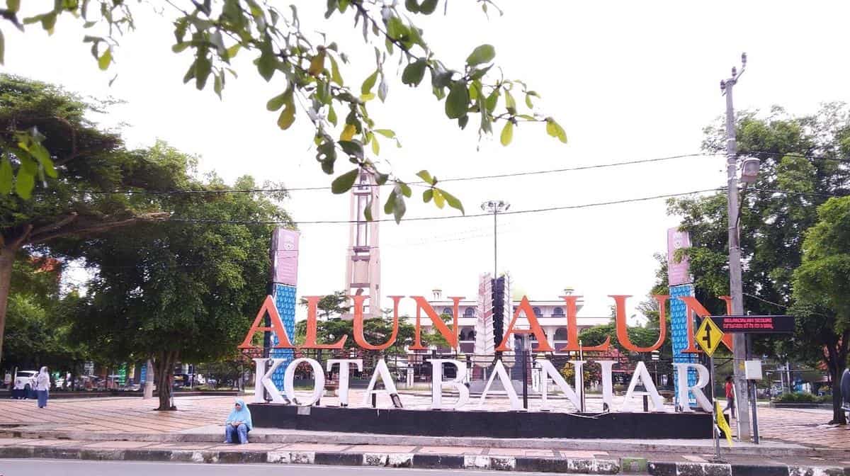 Alun-Alun Kota Banjar, 1. Lembah Pajamben, 2. Situ Mustika, 3. Cadas Gantung Mandalare, 4. Situ Leutik, 5. Cagar Budaya Pulo Majeti, 6. Pantai Pangandaran, 7. Green Canyon, 8. Wisata Alam Ciung Wanara, 9. Alun-Alun Kota Banjar
