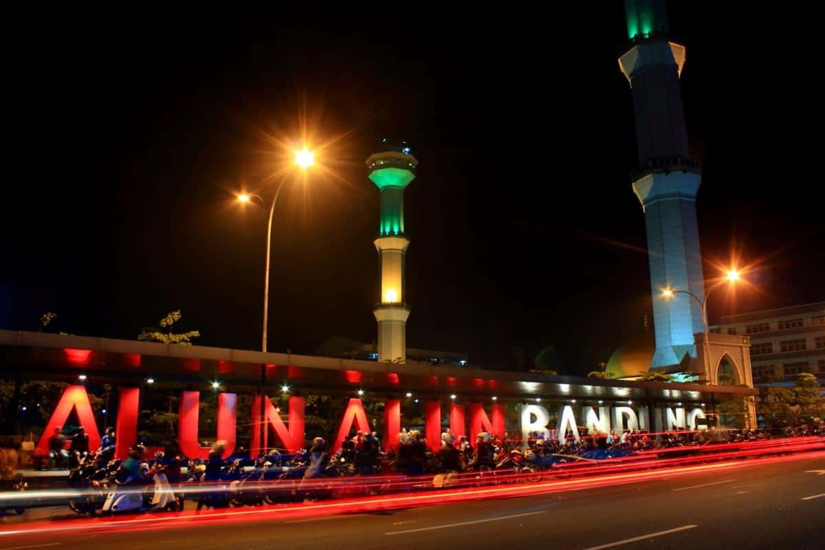 Alun-Alun Bandung, Aktivitas dan Spot Populer di Alun-Alun Bandung , Harga Tiket dan Jam Operasional, Fasilitas, Alamat dan Akses Transportasi, Hotel dan Penginapan di Sekitar Alun-Alun Kota Bandung