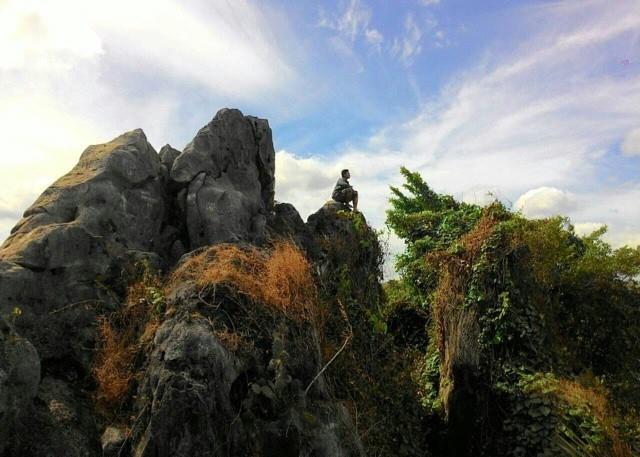 Bukit Masegit, 1. Pantai Hutan Kera Nepa, 2. Gua Lebar Sampang, 3. Air Terjun Toroan, 4. Bukit Masegit, 5. Pantai Biru Camplong, 6. Makam Ratu Ibu, 7. Hutan Kera Nepa, 8. Pulau Mandangin, 9. Pantai Jodoh, 10. Masjid Agung Nipah