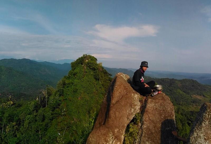 Bukit Selo Arjuno, 1. Tirta Nusantara, 2. Agrowisata Ngebruk Patean, 3. Pantai Jomblom, 4. Curug Sewu, 5. Gua Kiskendo, 6. Pemandian Air Panas Nglimut, 7. Perkebunan Teh Medini, 8. Danau Banaran, 9. Curug Glawe, 10. Bukit Selo Arjuno
