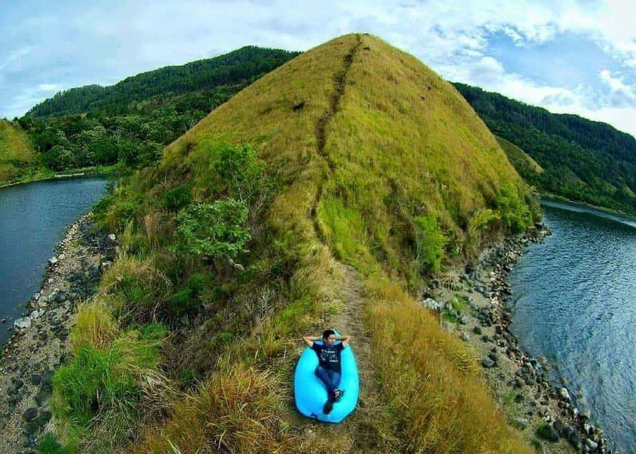 Bukit Sipolha, 1. Danau Toba Parapat, 2. Rumah Pengasingan Soekarno, 3. Pantai Pasir Putih Parapat, 4. Batu Gantung, 5. Pelabuhan Ajibata, 6. Gereja HKBP Parapat, 7. Pantai Bebas, 8. Tanjung Unta, 9. Bukit Sipolha, 10. Hotel Niagara Parapat
