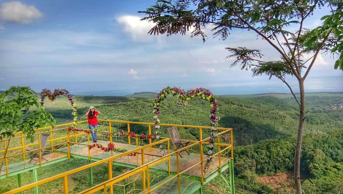 Bukit Srigunung, 1. Pantai Jodo, 2. Sikembang Park, 3. Bukit Srigunung, 4. Curug Gombong, 5. Pantai Sigandu, 6. Kebun Teh Pagilaran, 7. Telaga Dringo, 8. Batang Dolphin Center, 9. Bukit Sipandu, 10. Puncak Patran
