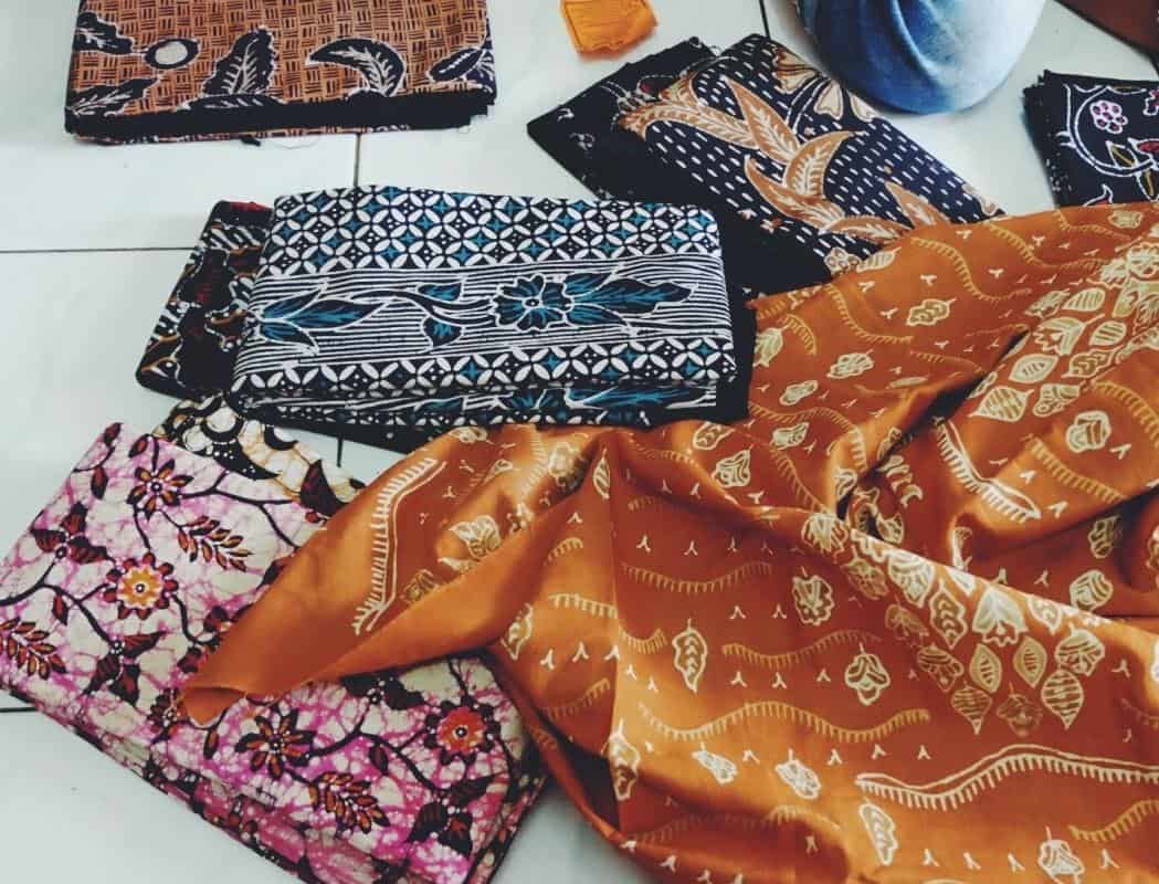 Batik Brebes, 1. Telur Asin Rasa Udang, 2. Kerupuk Telur Asin, 3. Ikan Bandeng, 4. Kerupuk Tulang Bandeng, 5. Abon Ikan Bandeng, 6. Ikan Serinding Crispy, 7. Bawang Merah, 8. Batik Brebes, 9. Anyaman Khas Gunung Tajem, 10. Keramik Hias