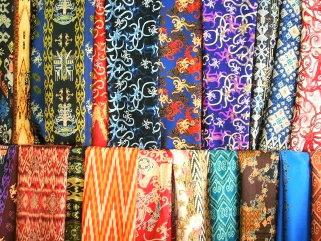 Batik Tidayu, 1. Batik Tidayu, 2. Keramik Singkawang, 3. Kaos Wonderful Singkawang, 4. Aksesoris Resam, 5. Kerajinan Kulit Kayu, 6. Flash Disk Ukiran Sape, 7. Ulekan Kayu dan Biji Kayu Berlian, 8. Limun Sarsi, 9. Teh Krisan Singkawang, 10. Manisan Kelimbau