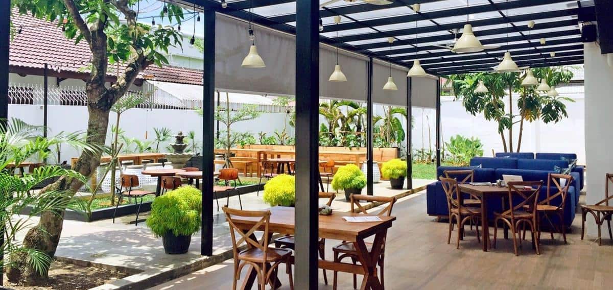 Botani Café &amp; Resto, 1. Glasshouse 55, 2. The Roof Café, 3. Botani Café &amp; Resto, 4. Lemongrass Café, 5. Taman Digulis, 7. The Urban Garden Resto, 7. Gardenia Resort &amp; Spa, 8. TeraSky Restaurant, 9. Taman Alun Kapuas, 10. Pantai Kijing