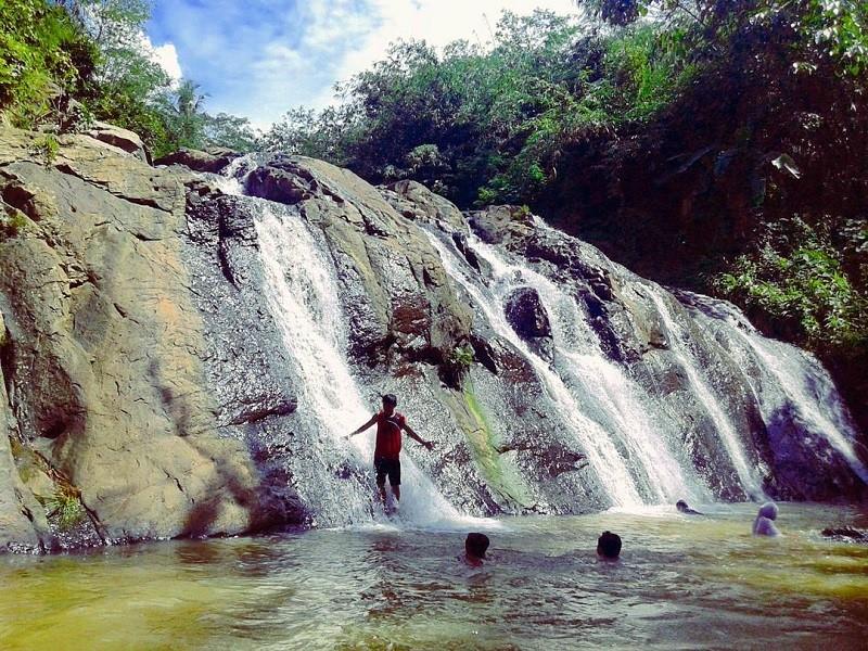 Curug Suhada, 1. Curug Tilu, 2. Curug Cimata Indung, 3. Curug Cipurut, 4. Curug Suhada, 6. Curug Ciseoh, 7. Curug Ponggang, 8. Curug Mahrom