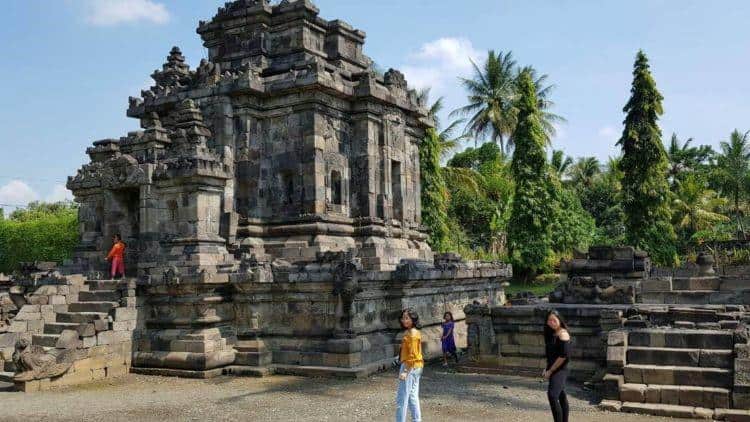Candi Ngawen, 1. Candi Borobudur, 2. Candi Mendut, 3. Candi Umbul, 4. Candi Pawon, 5. Candi Pendem, 6. Candi Ngawen, 7. Candi Selogriyo, 8. Candi Lumbung, 9. Candi Asu, 10. Candi Losari