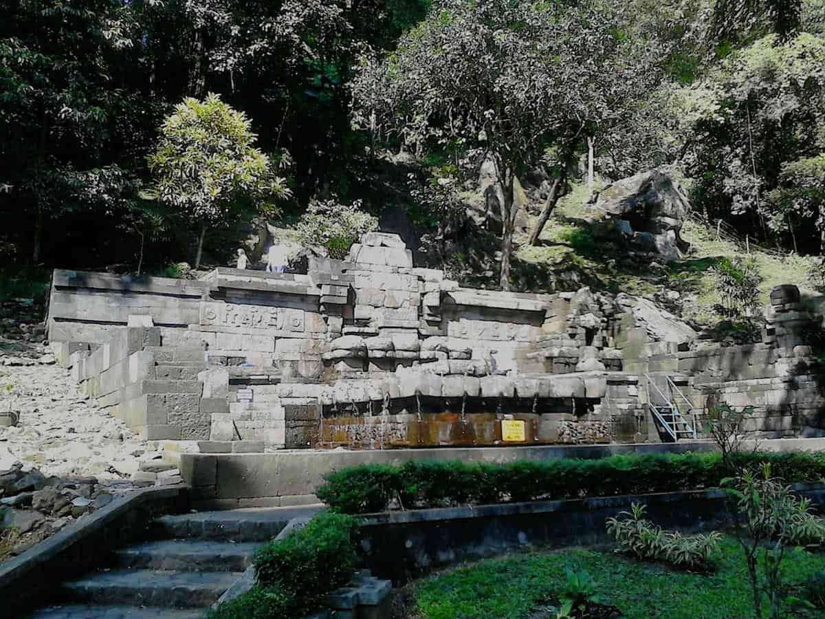 Candi Jolotundo, 1. Duyung Trawas Hill, 2. Air Terjun Dlundung, 3. Candi Jolotundo, 4. Fresh Green Trawas, 5. Villa Puncak Trawas, 6. PPLH Seloliman, 7. Bumi Perkemahan Dlundung, 8. Gunung Welirang, 9. Gunung Penanggungan