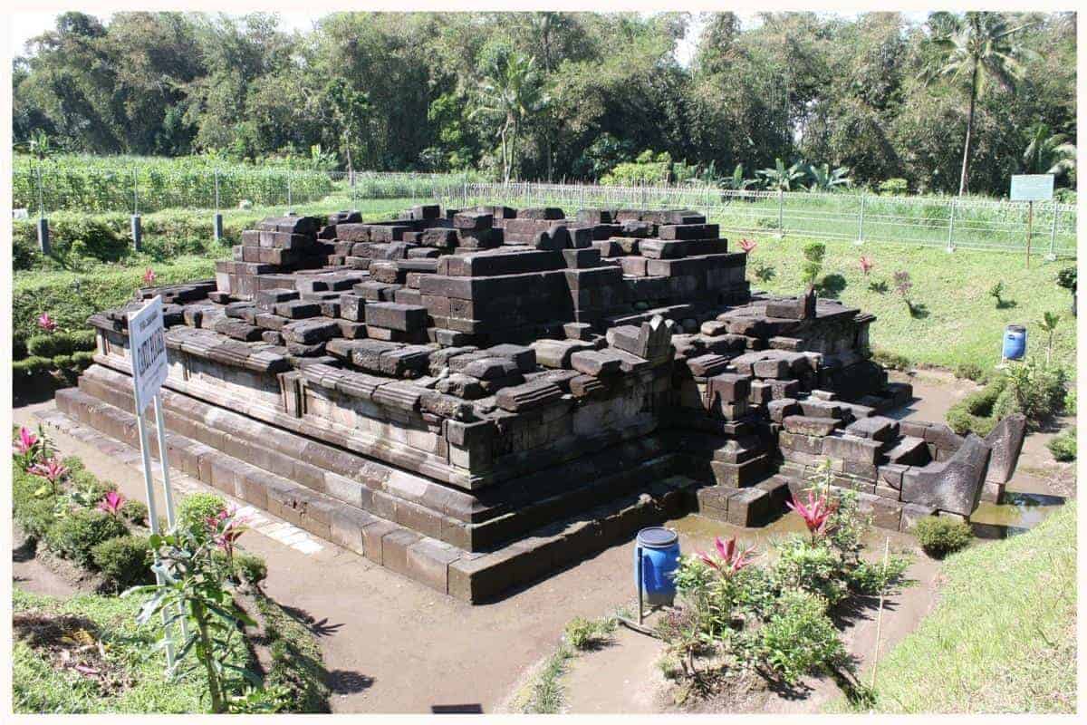 Candi Pendem, 1. Candi Borobudur, 2. Candi Mendut, 3. Candi Umbul, 4. Candi Pawon, 5. Candi Pendem, 6. Candi Ngawen, 7. Candi Selogriyo, 8. Candi Lumbung, 9. Candi Asu, 10. Candi Losari