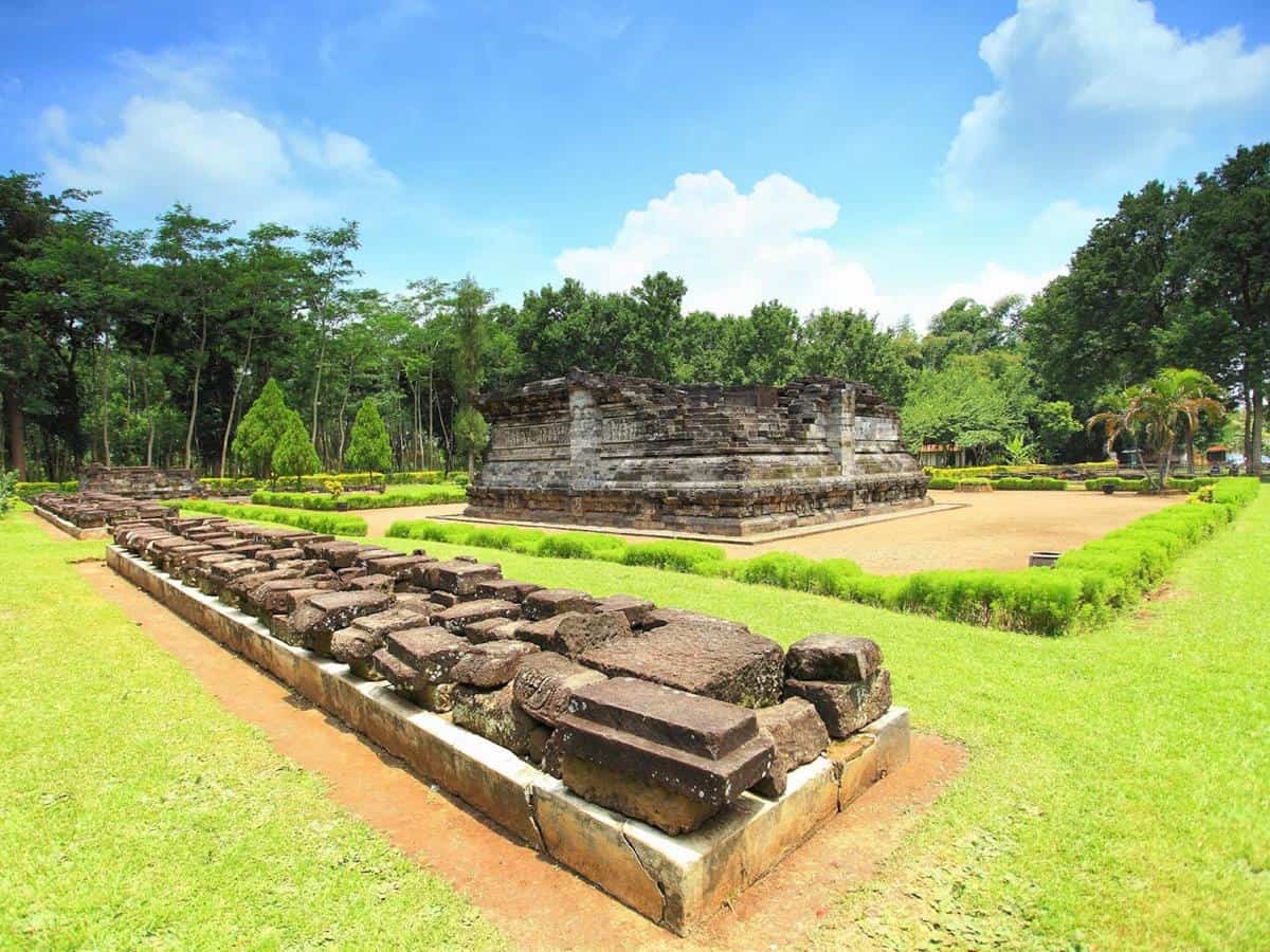 Candi Tegowangi, 1. Kampung Indian, 2. Candi Tegowangi, 3. Wisata Air Gronjong Wariti, 4. Taman Kilisuci, 5. Wisata Cagar Budaya Candi Surowono, 6. Kolam Renang Surowono, 7. Bangunan Tua Tulungrejo, 8. Simpang Lima Gumul, 9. Gunung Kelud