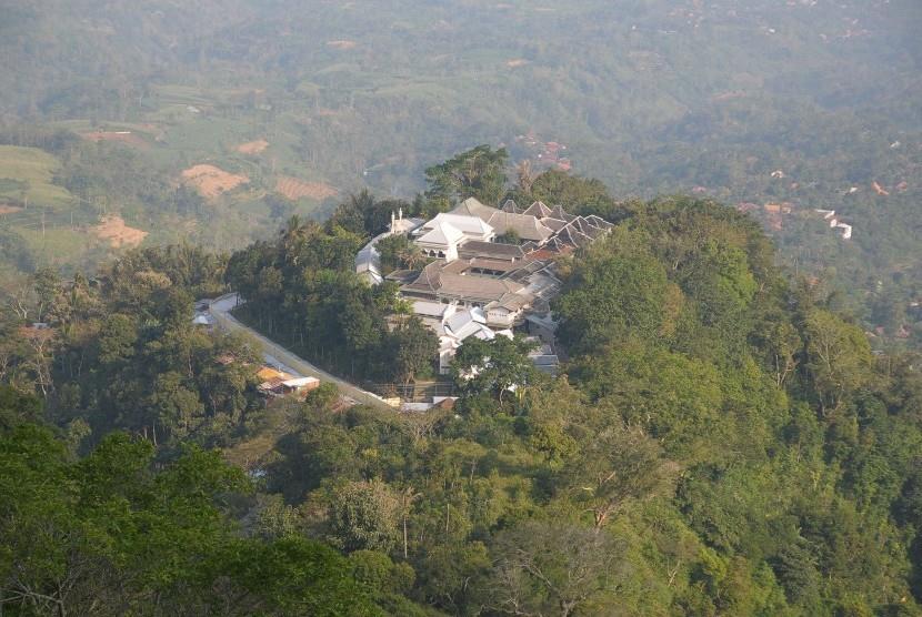 Desa Wisata Colo Dawe, 1. Desa Wisata Rahtawu, 3. Seribu Tangga Semliro, 4. Desa Wisata Wonosoco, 5. Taman Bunga Celosia, 6. Air Tiga Rasa Rejenu, 7. Puncak 29, 8. Desa Wisata Jurang Gebog, 9. Air Terjun Montel, 10. Air terjun Watu Gompeng