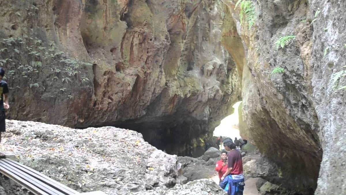 Gua Kiskendo, 1. Tirta Nusantara, 2. Agrowisata Ngebruk Patean, 3. Pantai Jomblom, 4. Curug Sewu, 5. Gua Kiskendo, 6. Pemandian Air Panas Nglimut, 7. Perkebunan Teh Medini, 8. Danau Banaran, 9. Curug Glawe, 10. Bukit Selo Arjuno