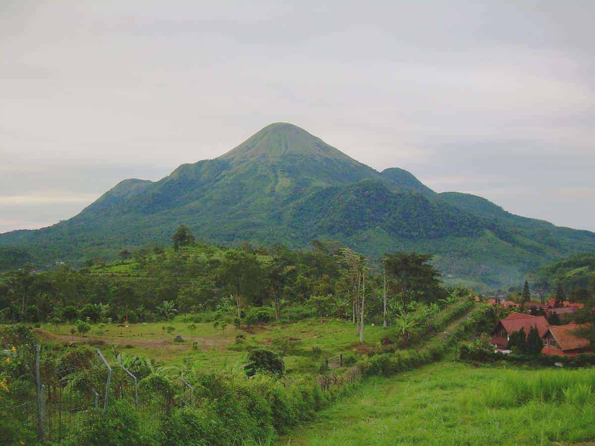 Gunung Penanggungan, 1. Duyung Trawas Hill, 2. Air Terjun Dlundung, 3. Candi Jolotundo, 4. Fresh Green Trawas, 5. Villa Puncak Trawas, 6. PPLH Seloliman, 7. Bumi Perkemahan Dlundung, 8. Gunung Welirang, 9. Gunung Penanggungan
