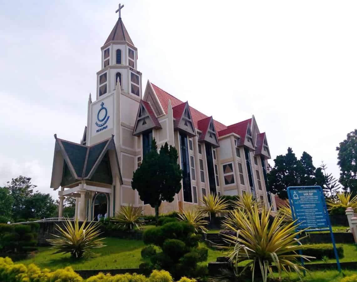 Gereja HKBP Parapat, 1. Danau Toba Parapat, 2. Rumah Pengasingan Soekarno, 3. Pantai Pasir Putih Parapat, 4. Batu Gantung, 5. Pelabuhan Ajibata, 6. Gereja HKBP Parapat, 7. Pantai Bebas, 8. Tanjung Unta, 9. Bukit Sipolha, 10. Hotel Niagara Parapat