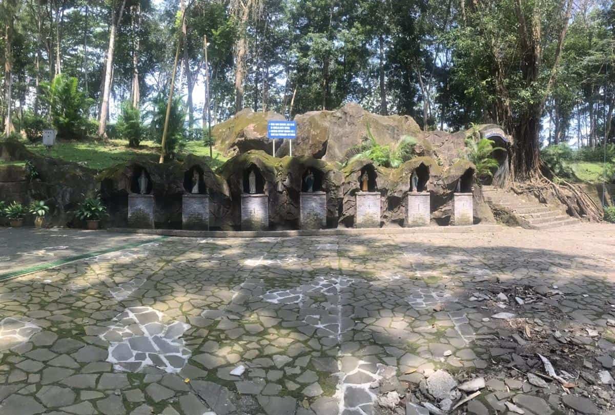 Goa Maria Kaliori, 1. Pancuran Telu, 2. Curug Jenggala Kalipagu, 3. Curug Lima, 4. Telaga Sunyi, 5. Goa Sarabadak, 6. Gunung Slamet, 7. Bukit Agaran, 8. Goa Maria Kaliori, 9. Bukit Gadog, 10. Kebun Raya Baturaden