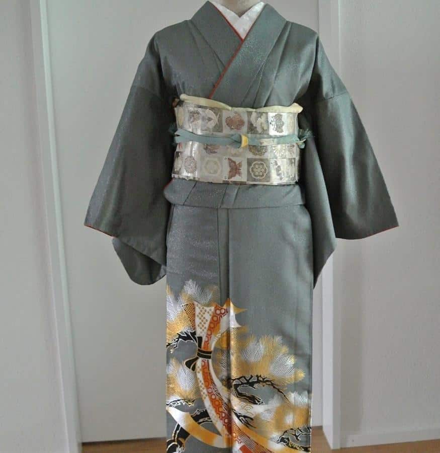 Homongi, 1. Kurotomesode, 3. Irotamesode, 3. Furisode, 4. Homongi, 5. Iromuji, 6. Tsukesage, 7. Komon, 8. Tsumugi, 9. Yukata, 10. Mofuku