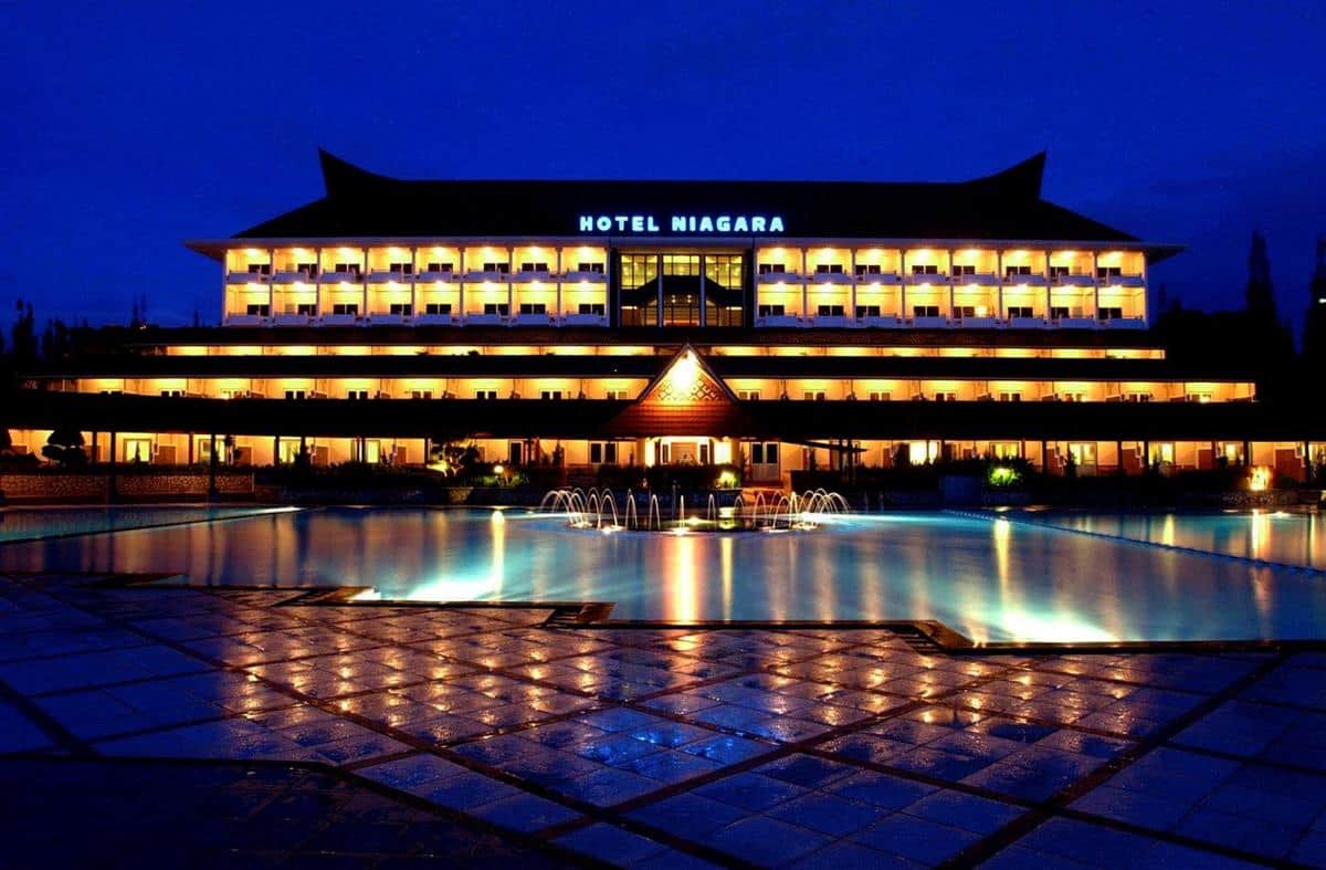 Hotel Niagara Parapat, 1. Danau Toba Parapat, 2. Rumah Pengasingan Soekarno, 3. Pantai Pasir Putih Parapat, 4. Batu Gantung, 5. Pelabuhan Ajibata, 6. Gereja HKBP Parapat, 7. Pantai Bebas, 8. Tanjung Unta, 9. Bukit Sipolha, 10. Hotel Niagara Parapat