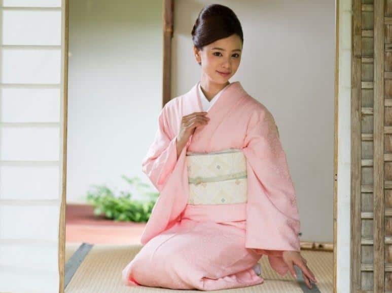 Iromuji, 1. Kurotomesode, 3. Irotamesode, 3. Furisode, 4. Homongi, 5. Iromuji, 6. Tsukesage, 7. Komon, 8. Tsumugi, 9. Yukata, 10. Mofuku