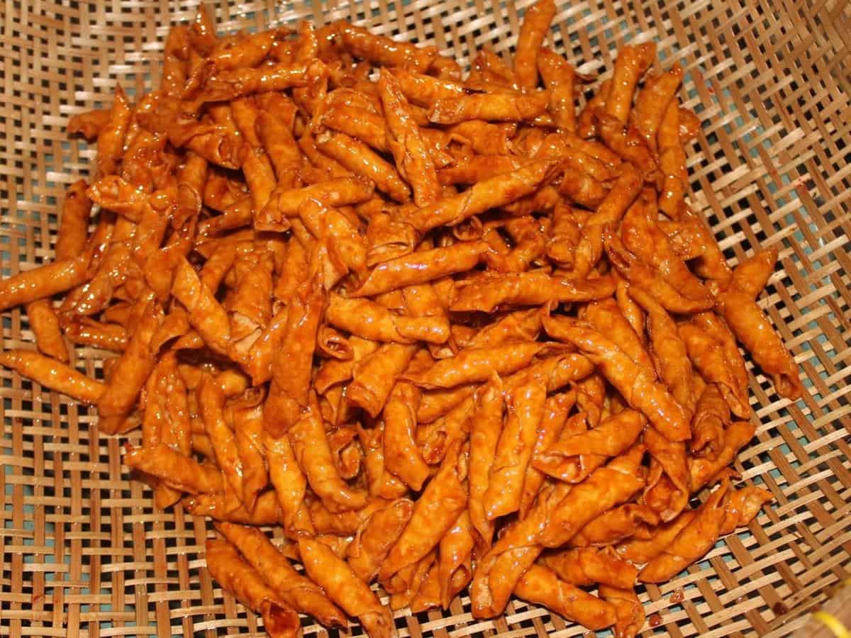 Kacang Umpet, 1. Wayang Suket, 2. Tenun Kluwung, 3. Kacang Goreng Mirasa Asli, 4. Kacang Umpet, 5. Kue Manco, 6. Makaroni Keju, 7. Permen Davos, 8. Abon Sapi Koki, 9. Sambel Knalpot, 10. Sapu Hamada