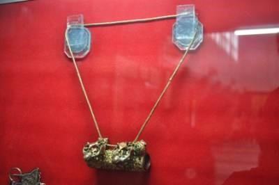 Kalung Uncal, 1. Ketopong Sultan, 2. Singgasana Raja, 3. Pedang Sultan Kutai, 4. Kalung Ciwa, 5. Kalung Uncal, 6. Keris Bukit Kang, 7. Kura-Kura Emas, 8. Gamelan Gajah Prawoto, 9. Tali Juwita, 10. Prasasti Yupa