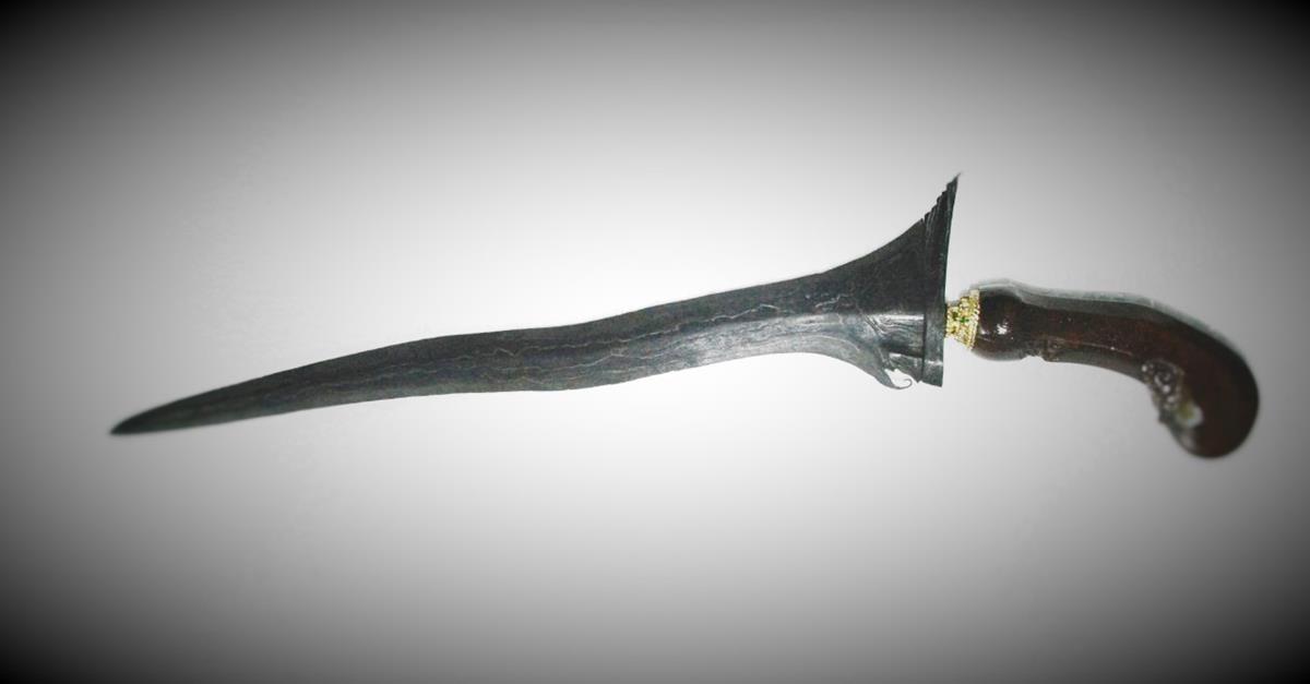 Keris Bukit Kang, 1. Ketopong Sultan, 2. Singgasana Raja, 3. Pedang Sultan Kutai, 4. Kalung Ciwa, 5. Kalung Uncal, 6. Keris Bukit Kang, 7. Kura-Kura Emas, 8. Gamelan Gajah Prawoto, 9. Tali Juwita, 10. Prasasti Yupa