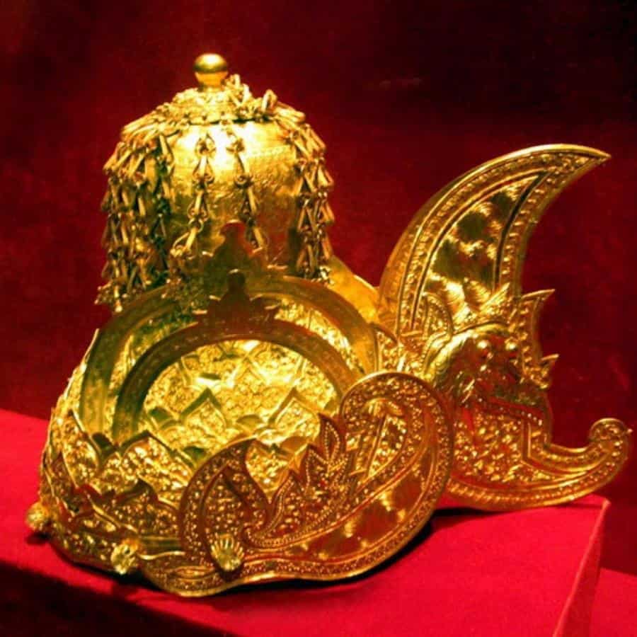 Ketopong Sultan, 1. Ketopong Sultan, 2. Singgasana Raja, 3. Pedang Sultan Kutai, 4. Kalung Ciwa, 5. Kalung Uncal, 6. Keris Bukit Kang, 7. Kura-Kura Emas, 8. Gamelan Gajah Prawoto, 9. Tali Juwita, 10. Prasasti Yupa