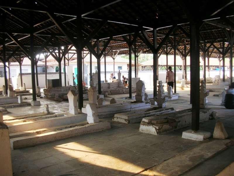 Kompleks Pemakaman Kesultanan Banten, 1. Makam Syekh Abdul Jabbar, 2. Makam Syekh Maulana Mansyuruddin, 3. Makam Sultan Maulana Hasanudin, 4. Makam Syekh Muhammad Sholeh, 5. Makam Syekh Muhammad Asnawi, 6. Masjid Agung Banten, 7. Masjid Agung Tanara, 8. Batu Qur’an, 9. Kompleks Pemakaman Kesultanan Banten, 10. Museum Kepurbakalaan Banten Lama