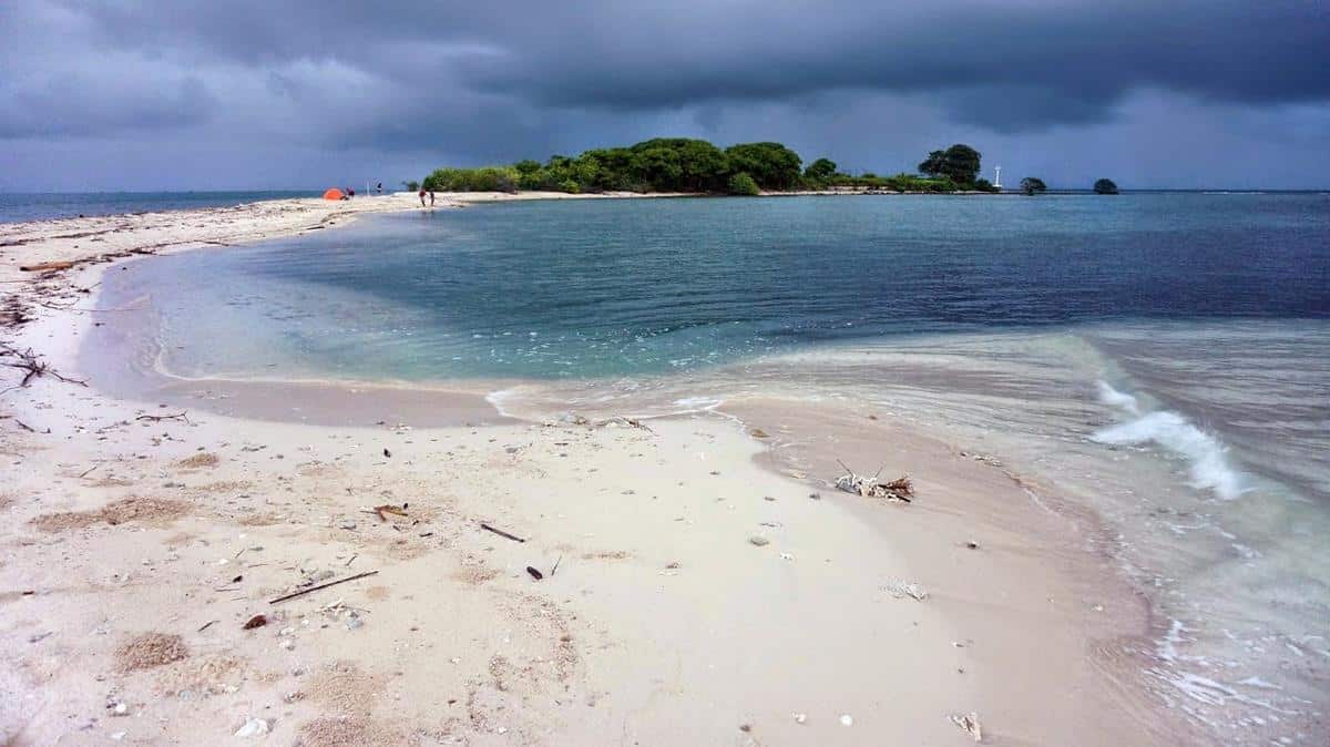 Pulau Gede, 1. Pantai Dampo Awang, 2. Pantai Karang Jahe, 3. Jembatan Merah Hutan Mangrove, 4. Pulau Gede, 5. Tiongkok Kecil Heritage, 6. Museum Kartini, 7. Pantai Caruban, 8. Watu Layar, 9. Gunung Lasem, 10. Alun-Alun Rembang