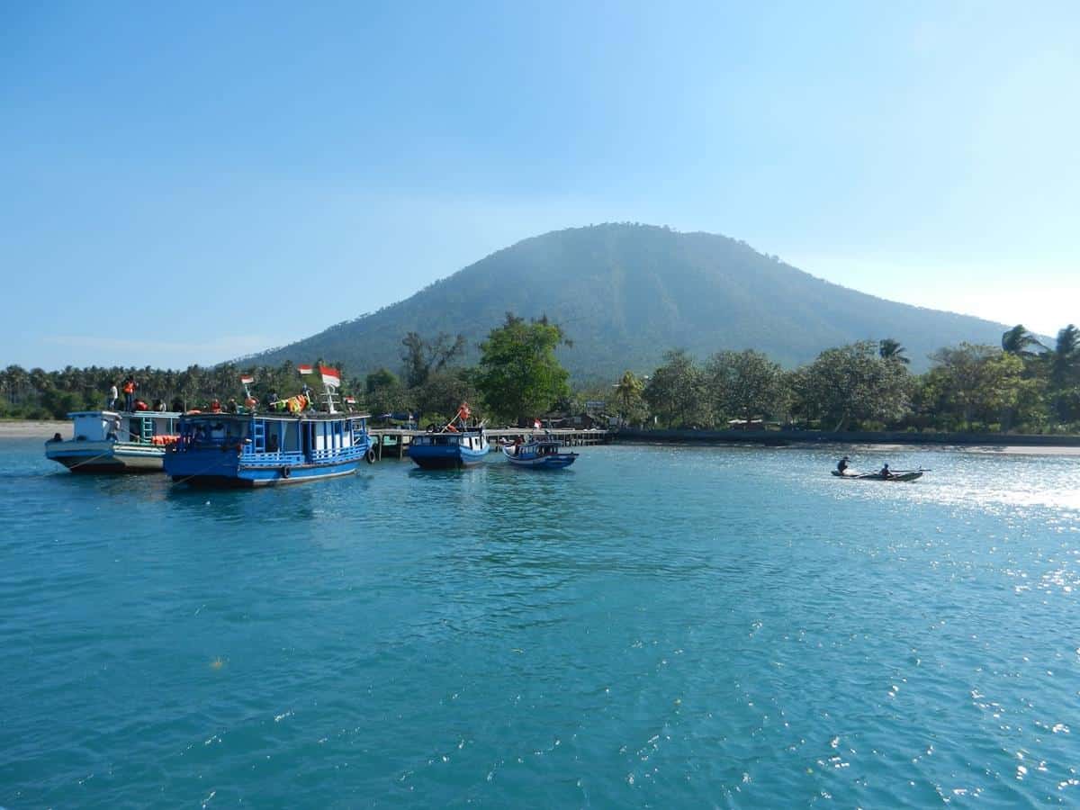 Pulau Sebesi, 1. Pantai Embe, 2. Taman Batu Granit, 3. Kebun Karet Trikora, 4. Pemandian Air panas Way Belerang, 5. Gunung Rajabasa, 6. Air Terjun Way Kalam, 7. Pantai Alau-Alau Kalianda, 8. Menara Siger, 9. Pulau Sebesi, 10. Pulau Sebuku