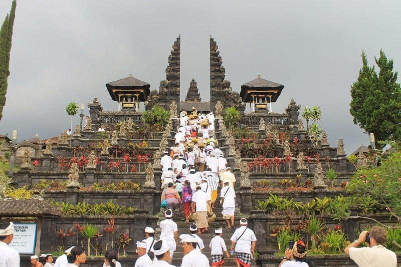 Pura Agung Besakih, 1. Pura Tanah Lot, 2. Pura Lempuyang Luhur, 3. Pura Agung Besakih, 4. Pura Ulun Danu Bratan, 5. Pura Tirta Empul, 6. Pura Alas Kedaton, 7. Pura Taman Ayun Mengwi, 8. Pura Taman Saraswati Ubud, 9. Pura Menjangan, 10. Pura Goa Gajah