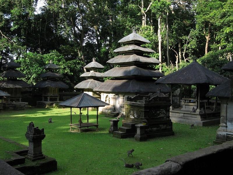 Pura Alas Kedaton, 1. Pura Tanah Lot, 2. Pura Lempuyang Luhur, 3. Pura Agung Besakih, 4. Pura Ulun Danu Bratan, 5. Pura Tirta Empul, 6. Pura Alas Kedaton, 7. Pura Taman Ayun Mengwi, 8. Pura Taman Saraswati Ubud, 9. Pura Menjangan, 10. Pura Goa Gajah